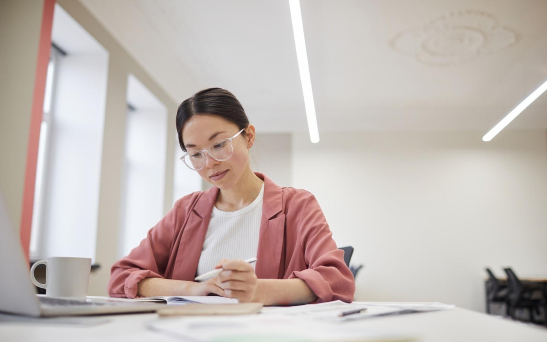 Persona reflexionando sobre sus decisiones y valores personales