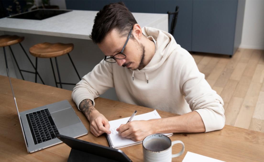 Participante revisando contenido educativo en dispositivo personal