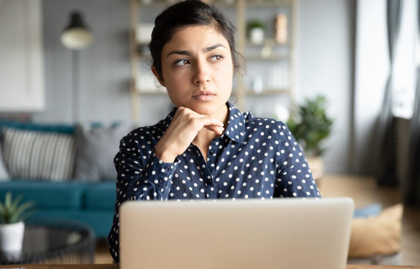 Grupo de personas en diálogo constructivo sobre valores compartidos