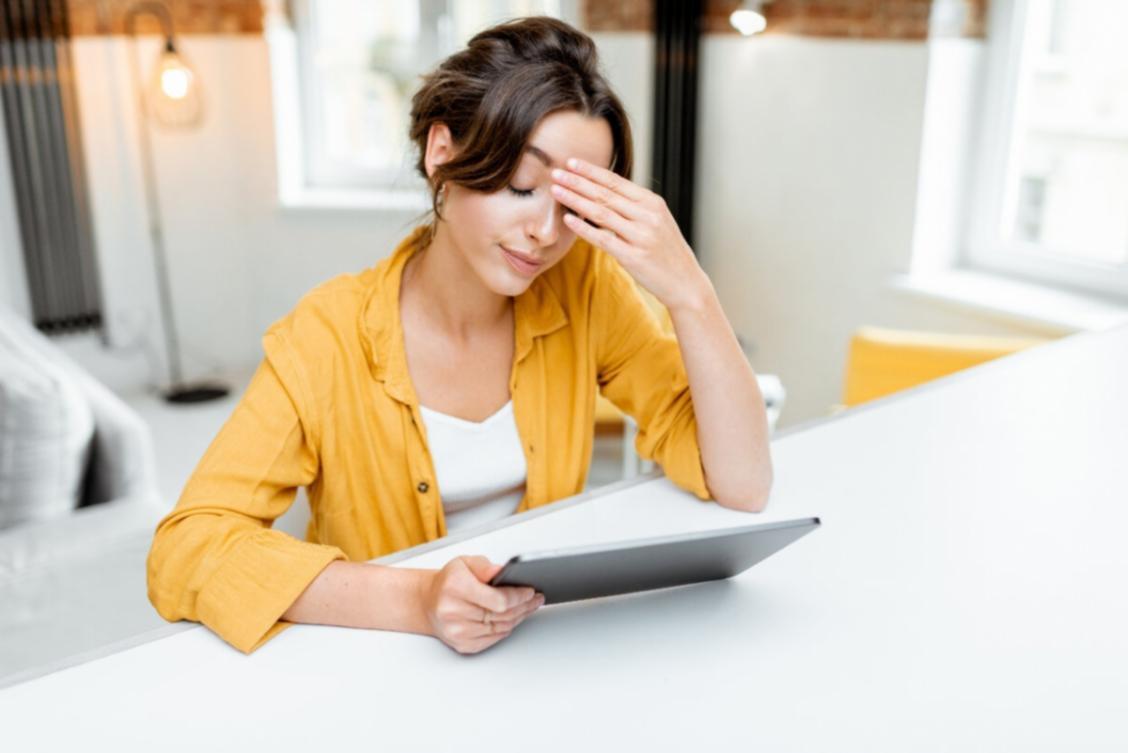 Personas reflexionando sobre sus valores personales en un entorno de aprendizaje colaborativo