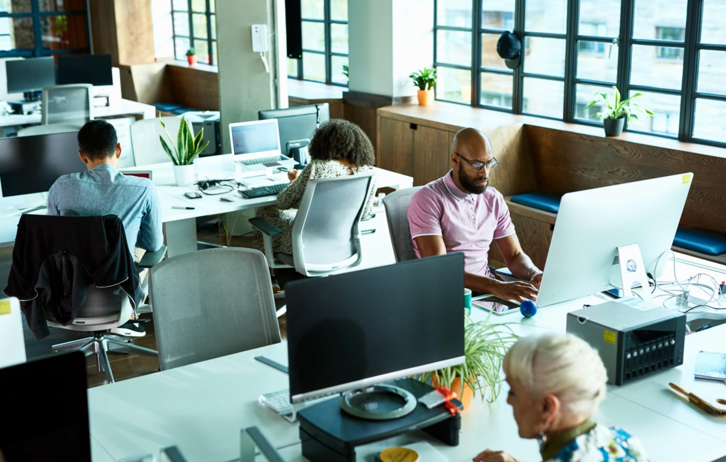 Estudiante reflexionando sobre valores